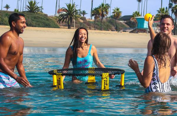 Spikeball im Wasser mit Spikebuoy-Schwimmkörpern