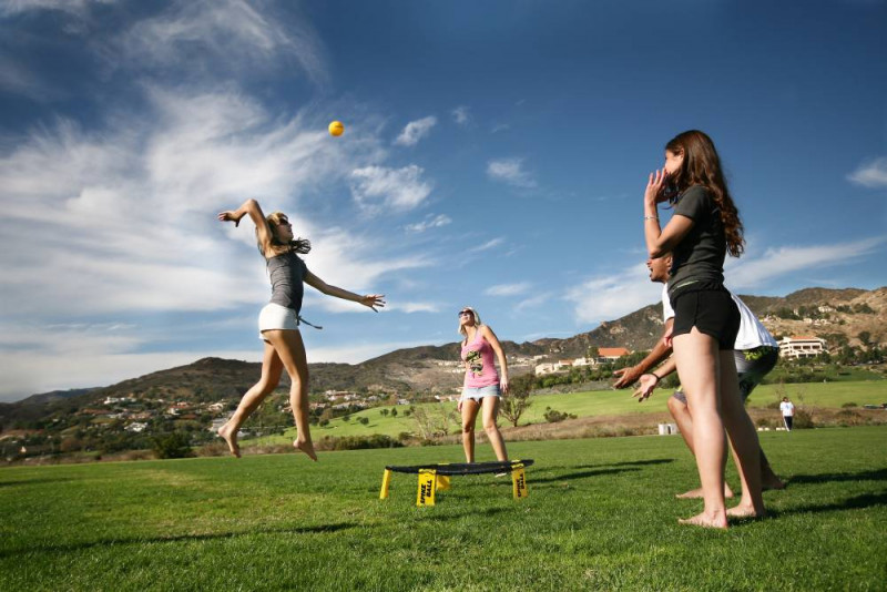 Volleyball-Spikeball mit Freunden im Park