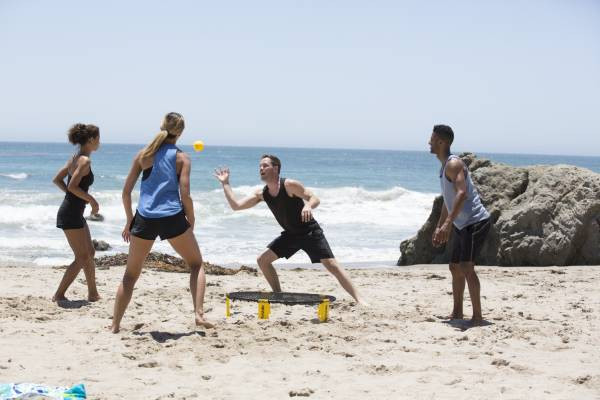 Spikeball Spiel am Strand im Urlaub